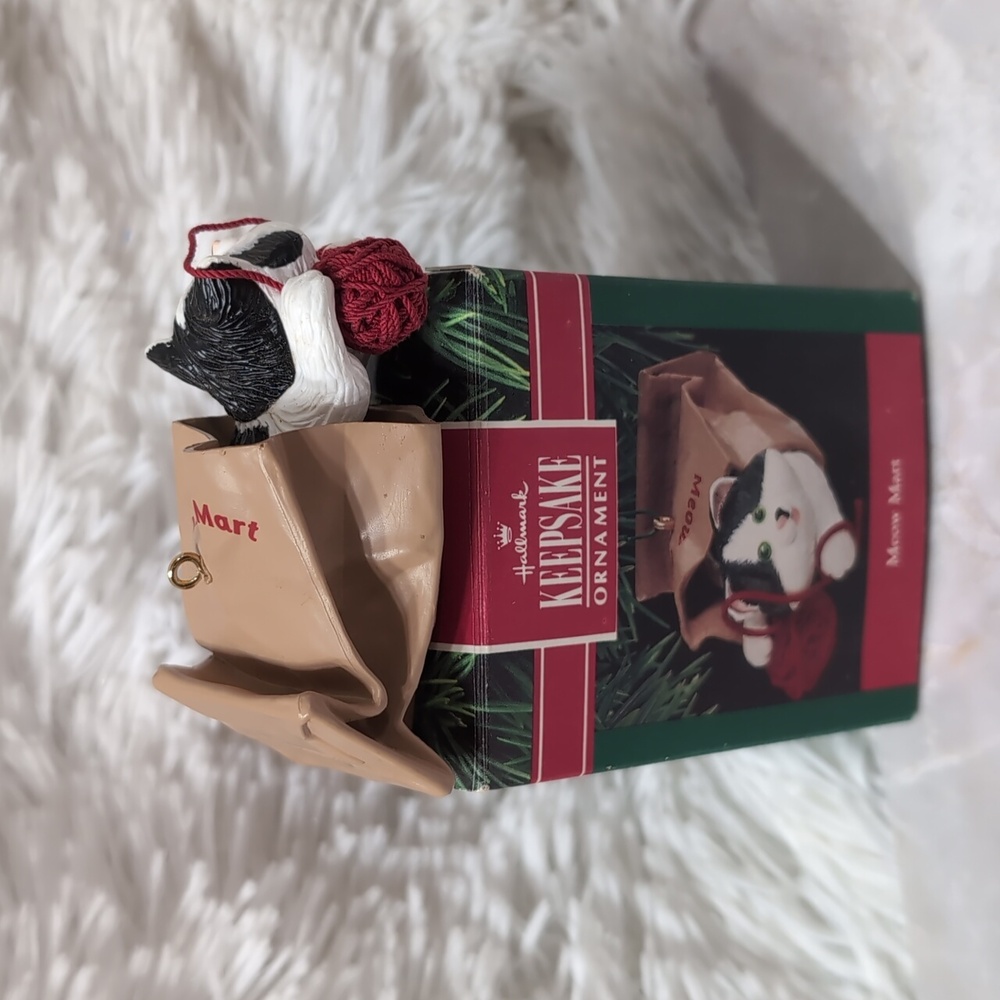 Vintage Hallmark 1990 Keepsake Cat Ornament Meow Mart - Kitty In Bag Yarn Play - Picture 7 of 7